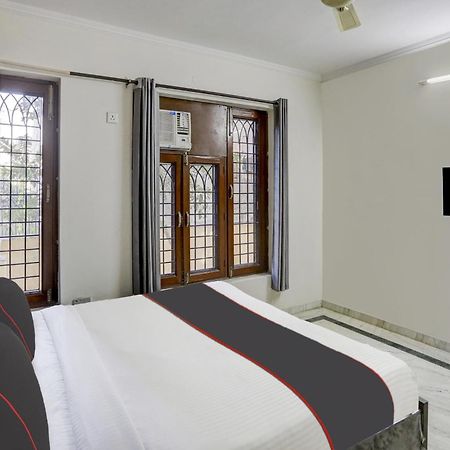 Capital O Uk House Residency Hotel Gurgaon Bagian luar foto