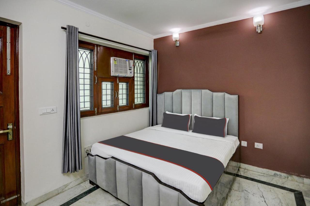 Capital O Uk House Residency Hotel Gurgaon Bagian luar foto