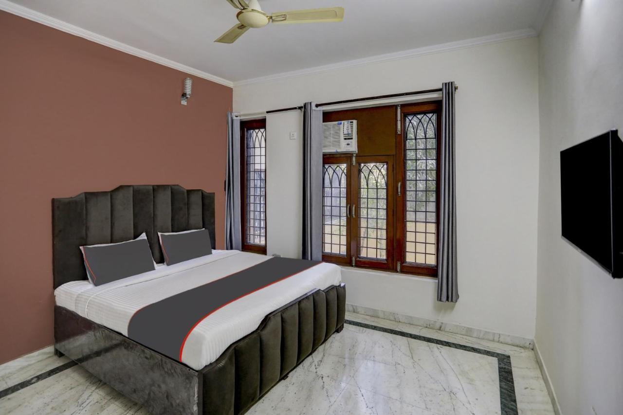Capital O Uk House Residency Hotel Gurgaon Bagian luar foto
