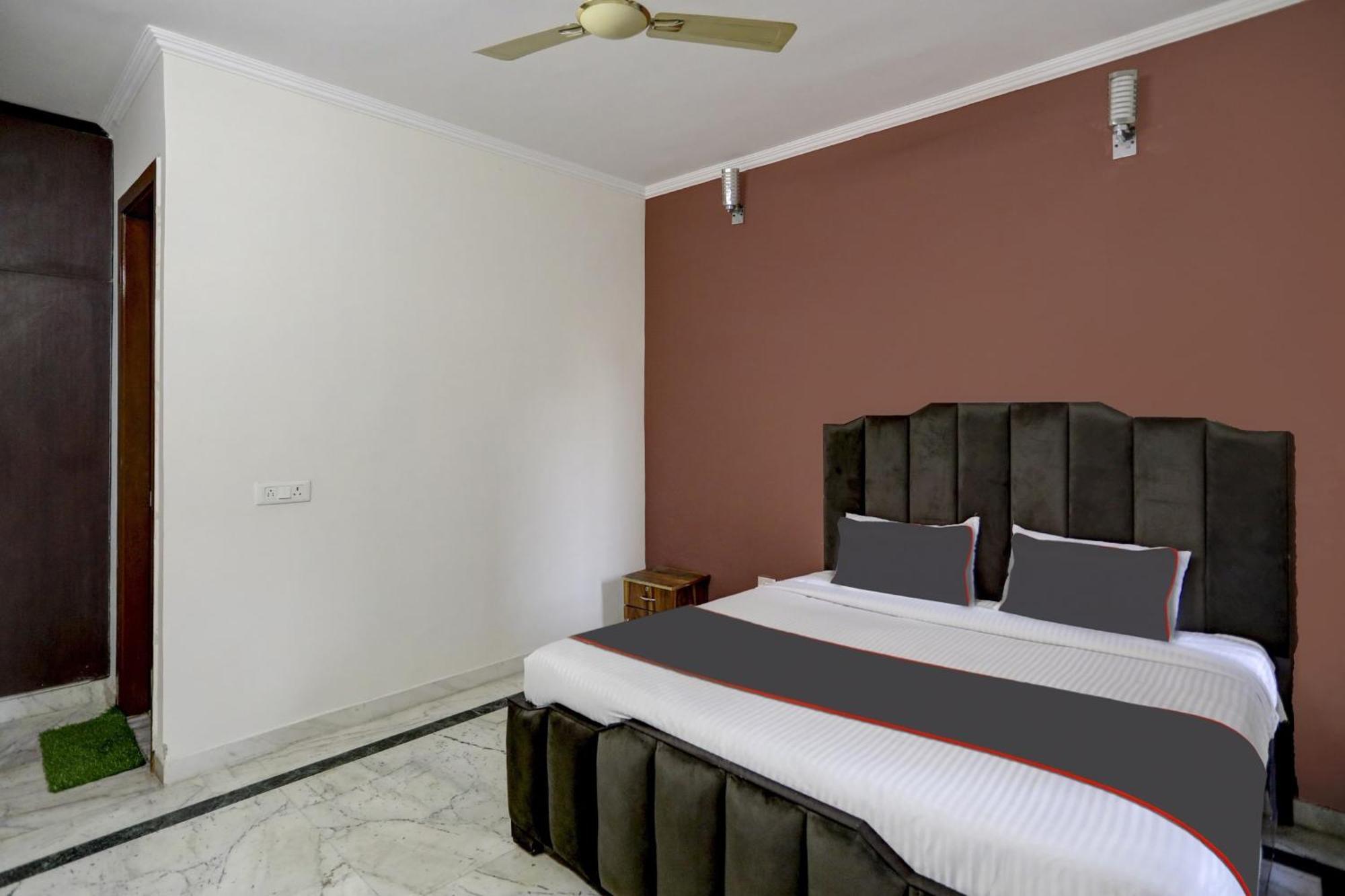 Capital O Uk House Residency Hotel Gurgaon Bagian luar foto