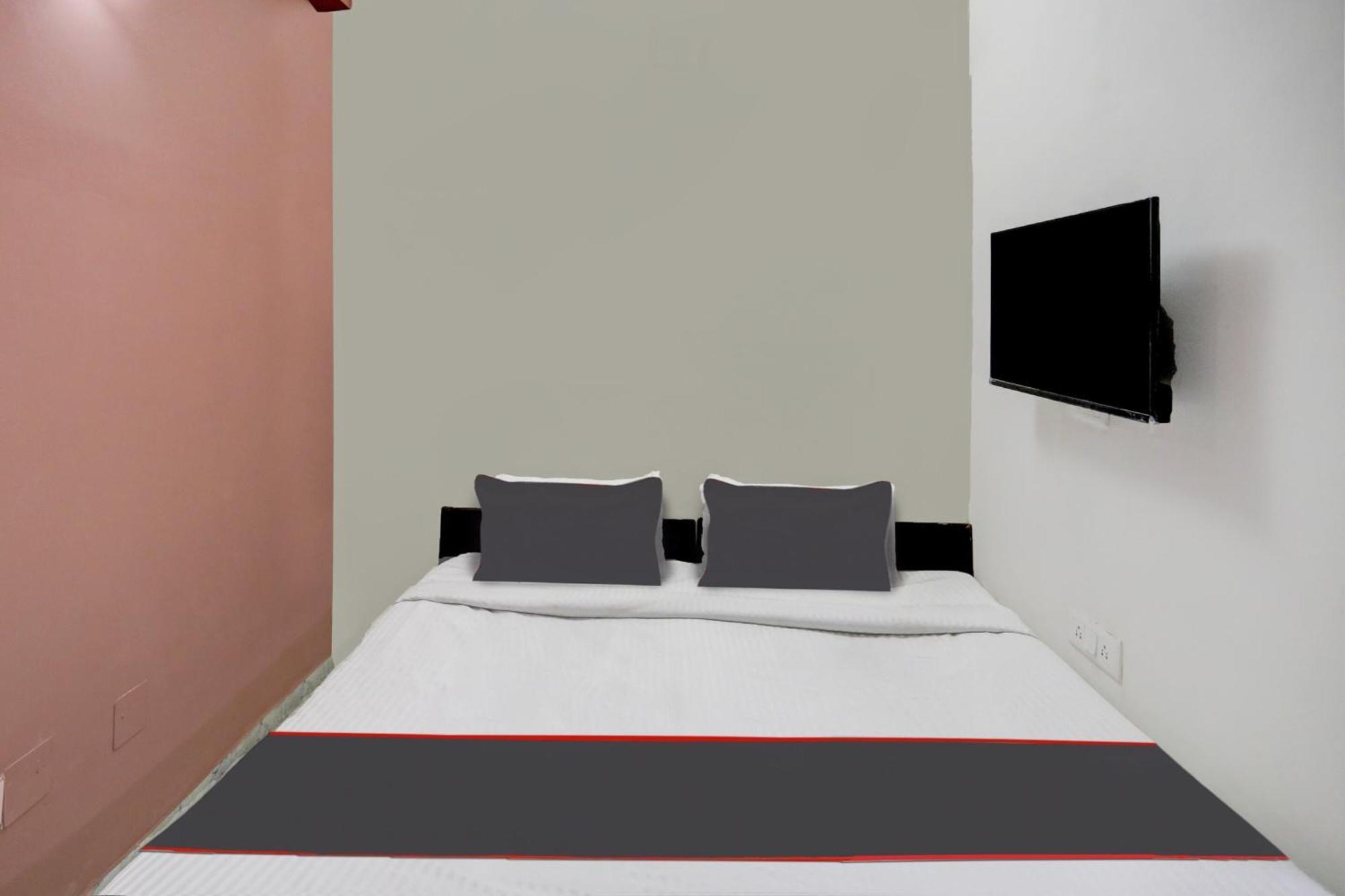 Capital O Uk House Residency Hotel Gurgaon Bagian luar foto