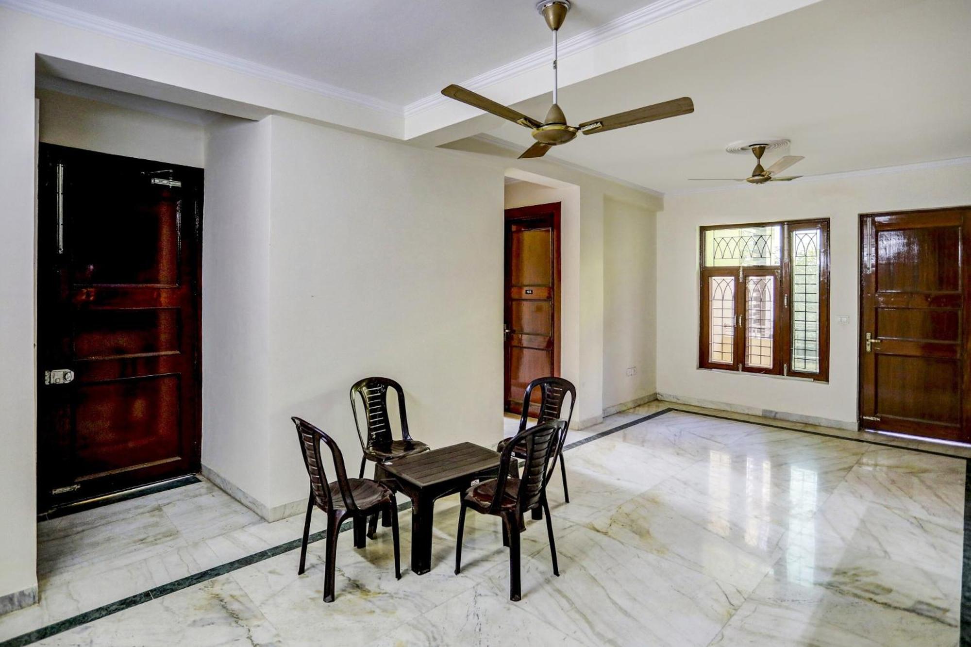 Capital O Uk House Residency Hotel Gurgaon Bagian luar foto