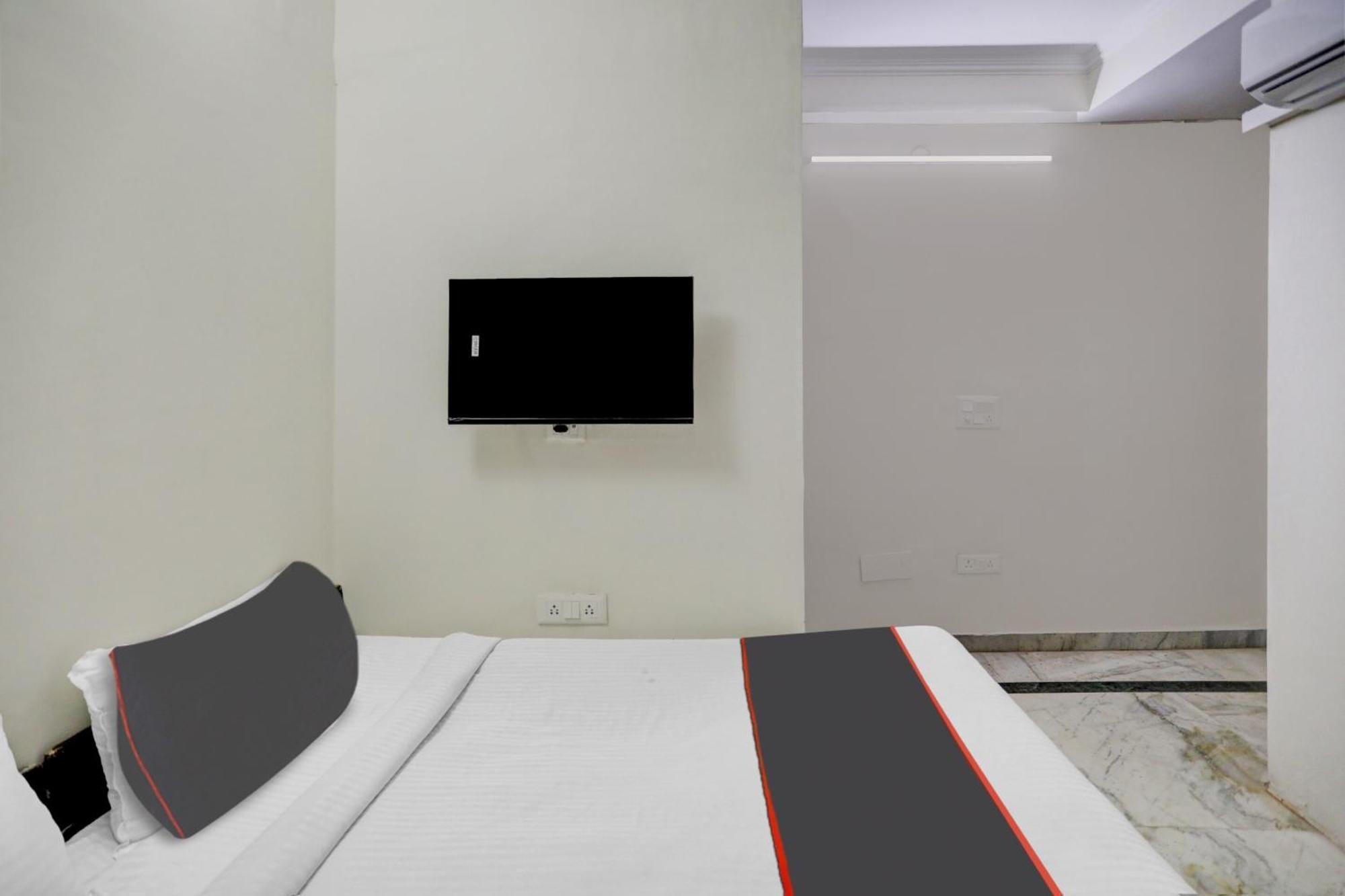 Capital O Uk House Residency Hotel Gurgaon Bagian luar foto