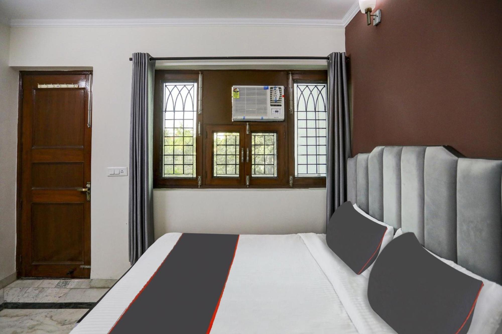Capital O Uk House Residency Hotel Gurgaon Bagian luar foto