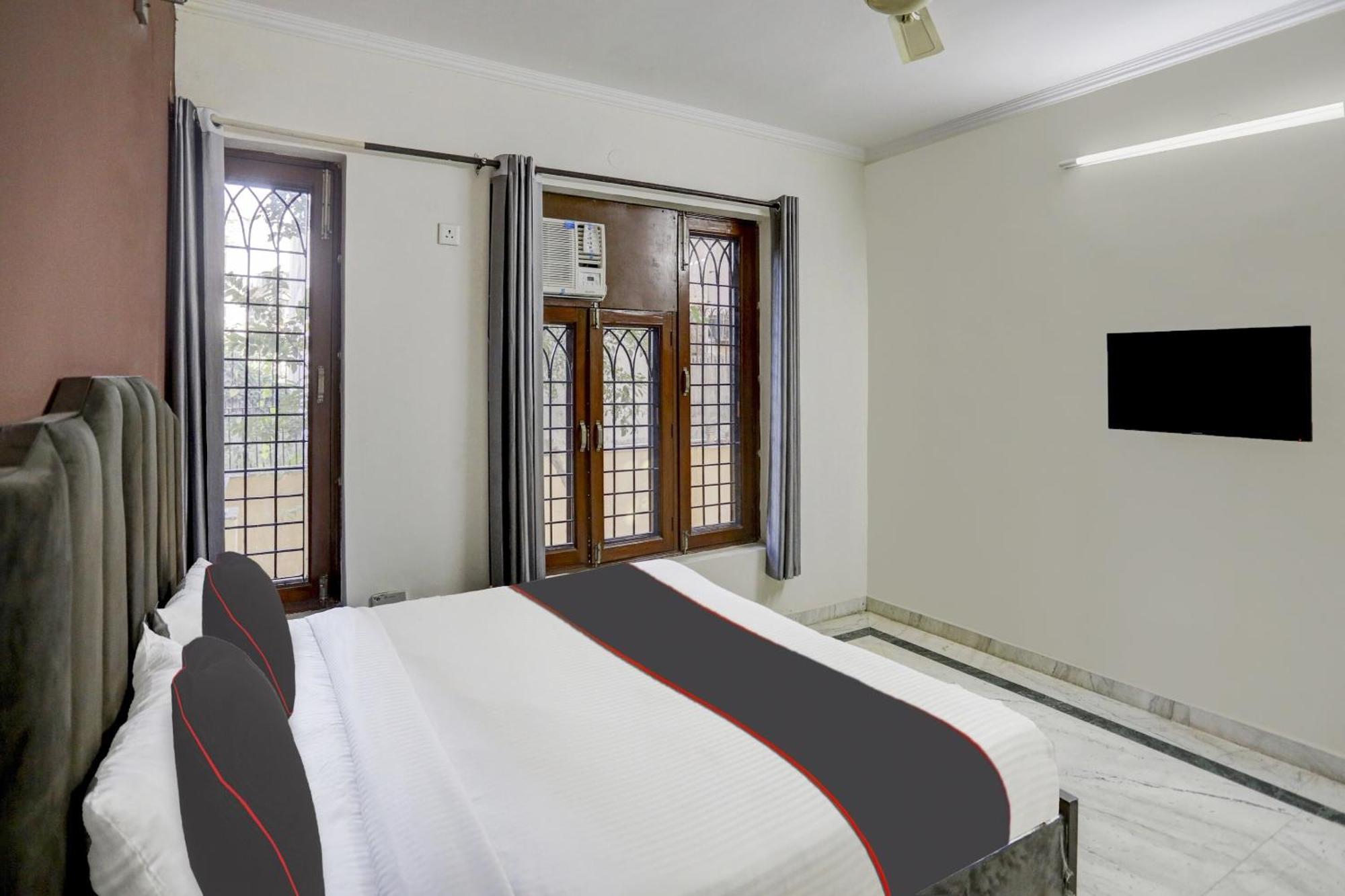 Capital O Uk House Residency Hotel Gurgaon Bagian luar foto