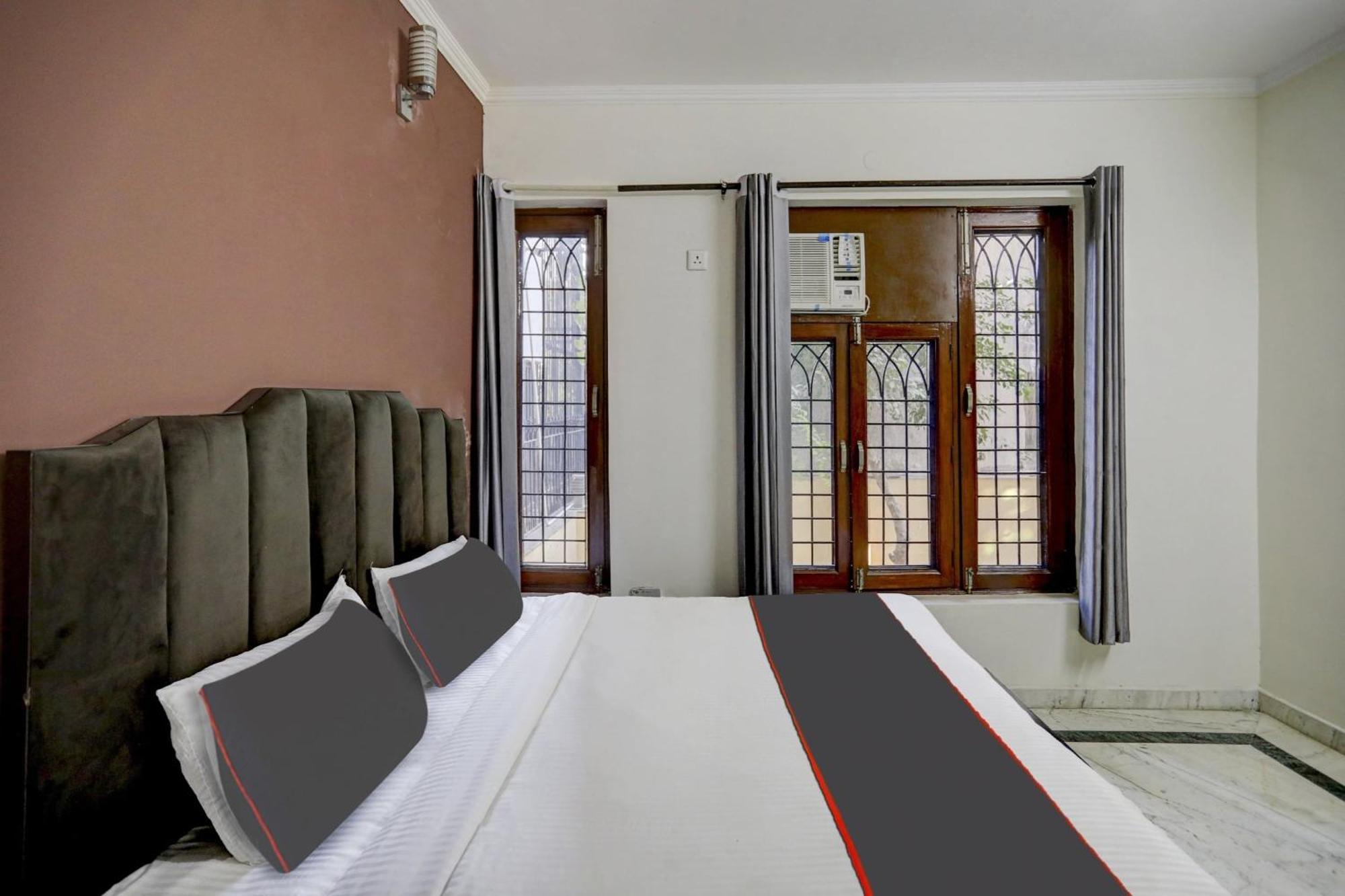 Capital O Uk House Residency Hotel Gurgaon Bagian luar foto