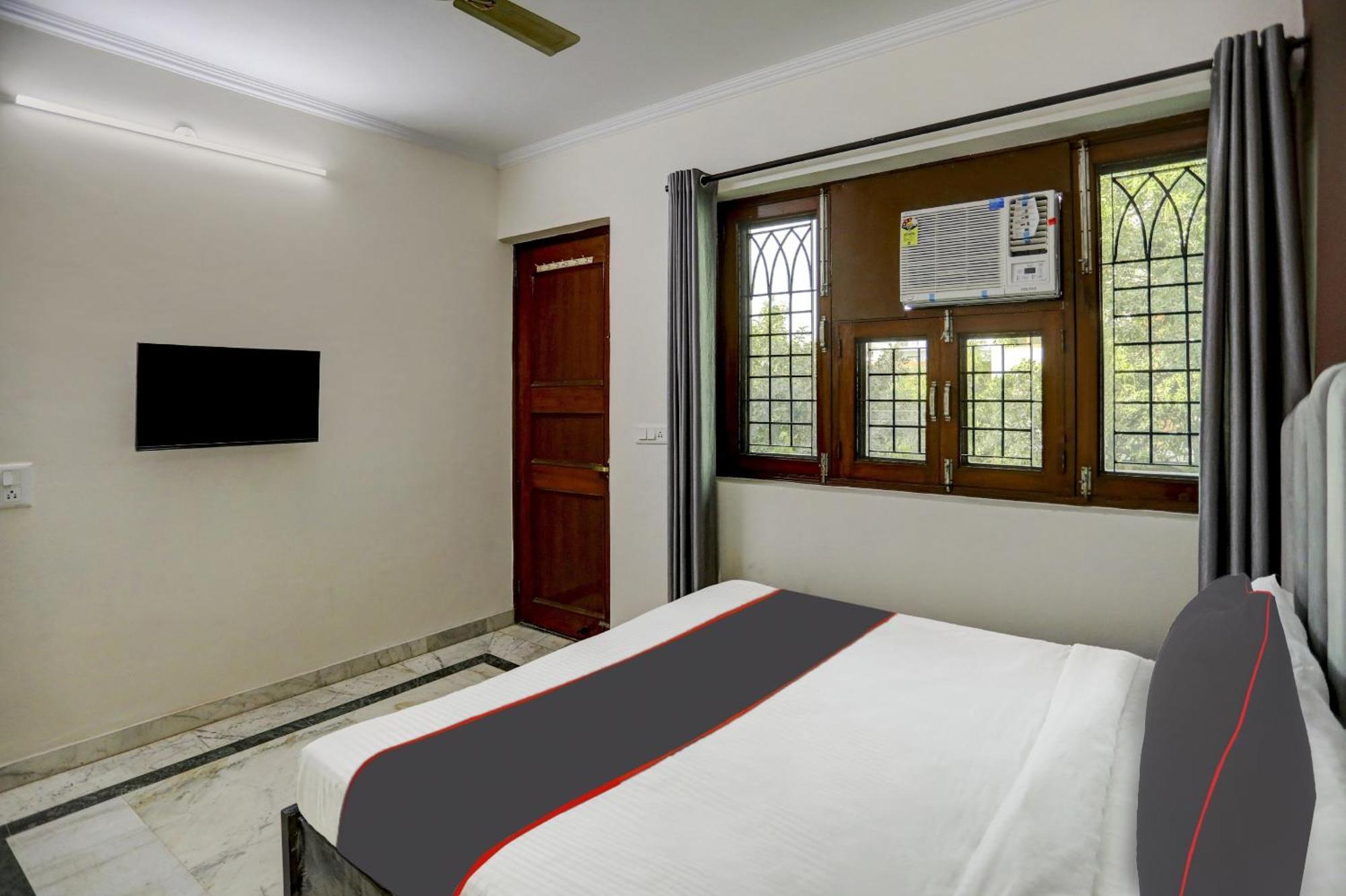 Capital O Uk House Residency Hotel Gurgaon Bagian luar foto