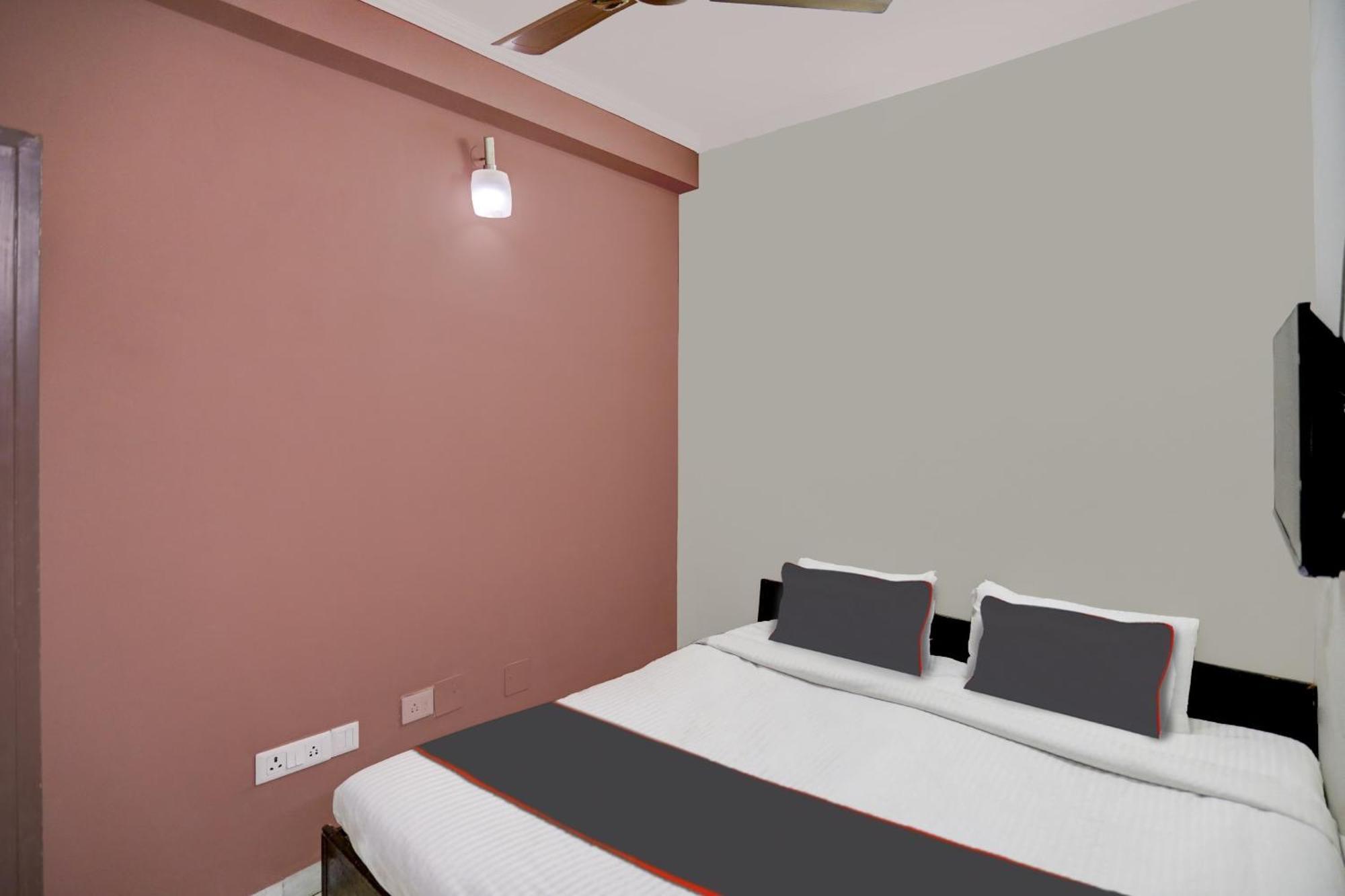 Capital O Uk House Residency Hotel Gurgaon Bagian luar foto