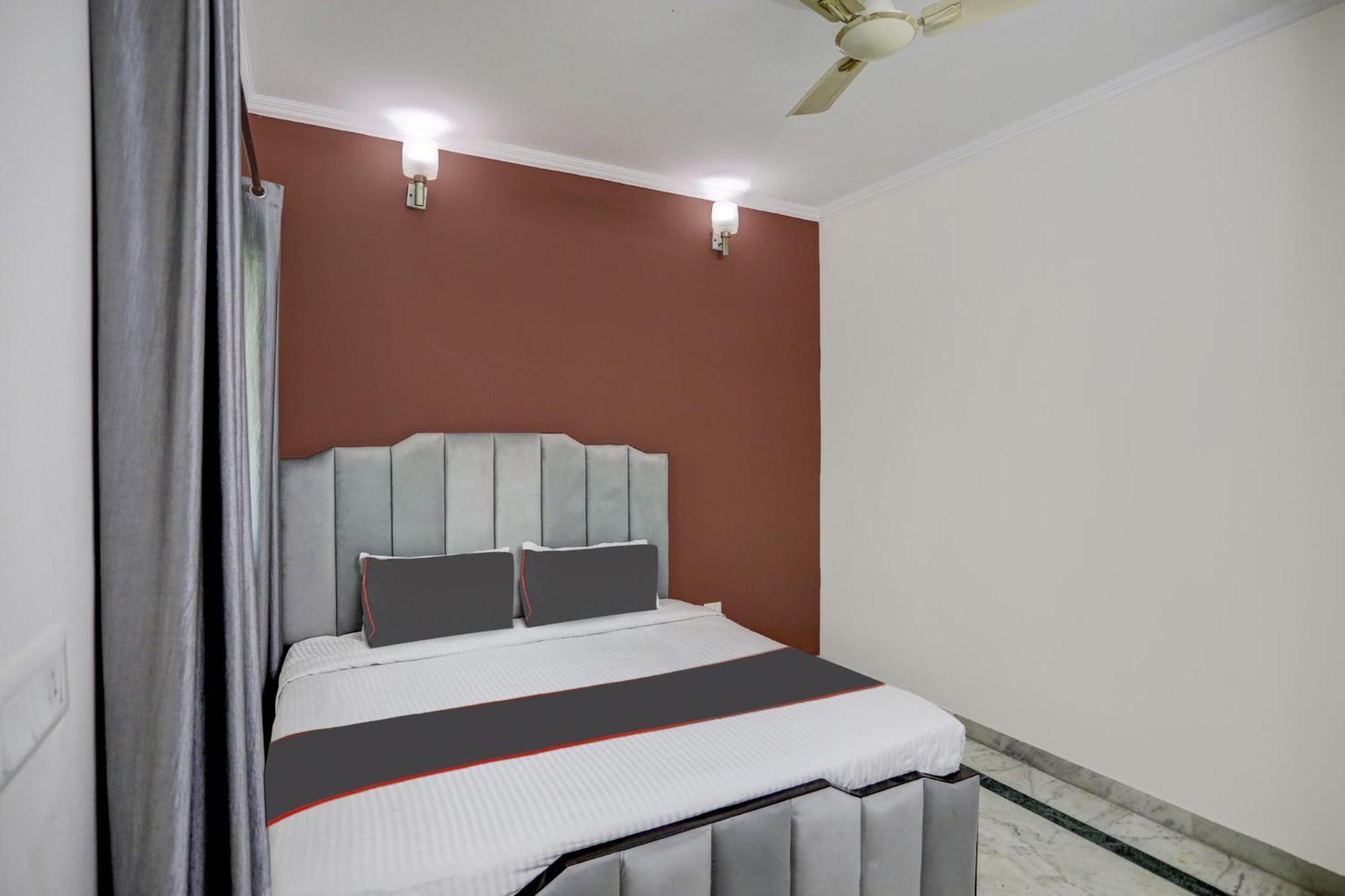 Capital O Uk House Residency Hotel Gurgaon Bagian luar foto