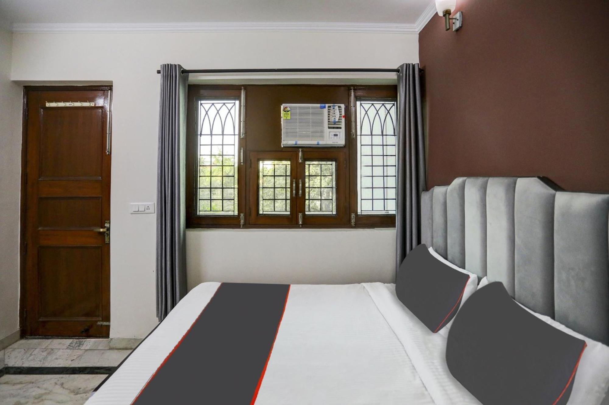 Capital O Uk House Residency Hotel Gurgaon Bagian luar foto