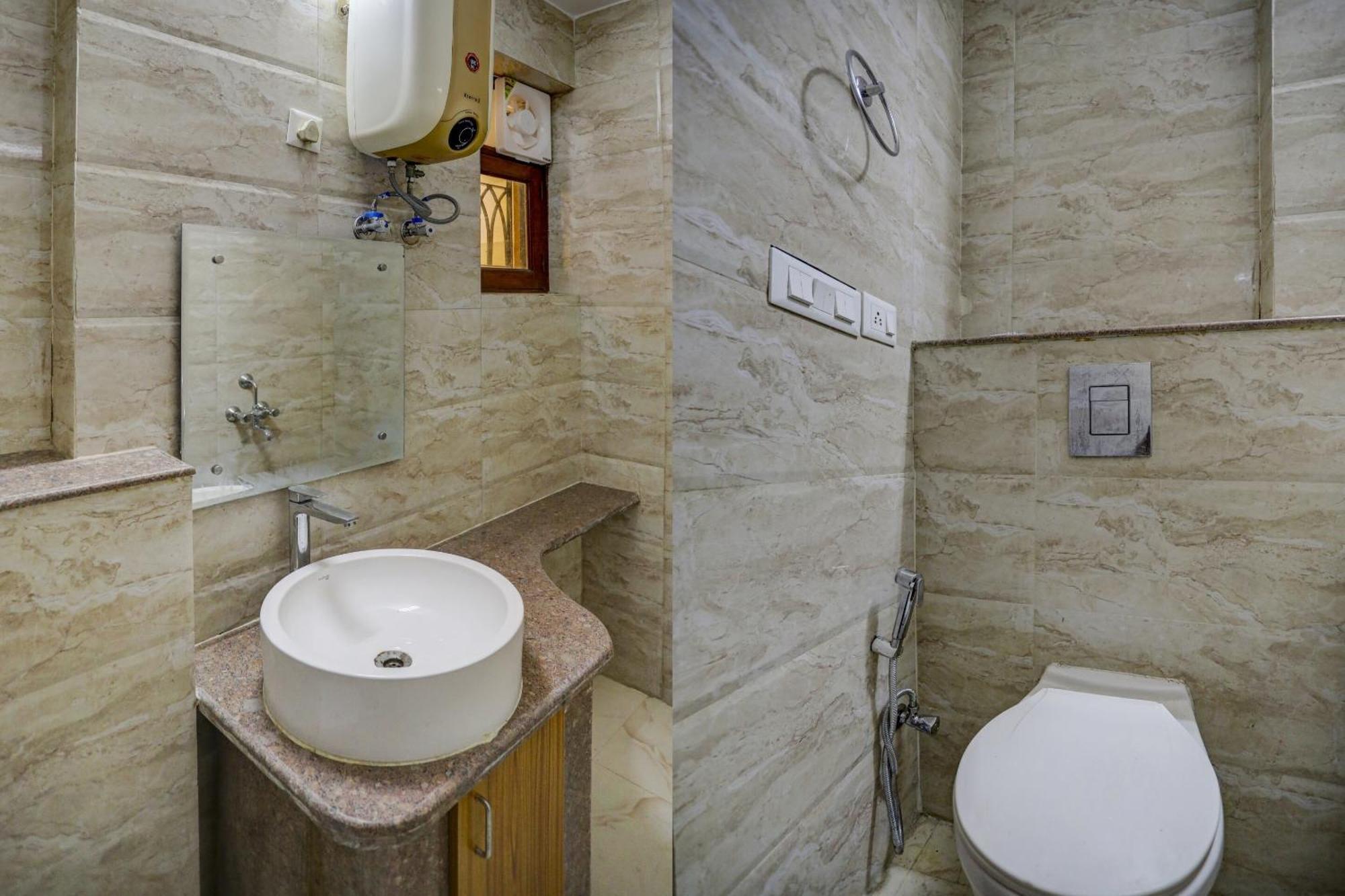 Capital O Uk House Residency Hotel Gurgaon Bagian luar foto